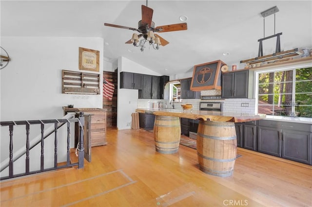 810 Oakmont Ln, Lake Arrowhead, CA 92352 - kitchen featuring a kitchen island, backsplash, vaulted ceiling, light wood finished floors, and recessed lighting