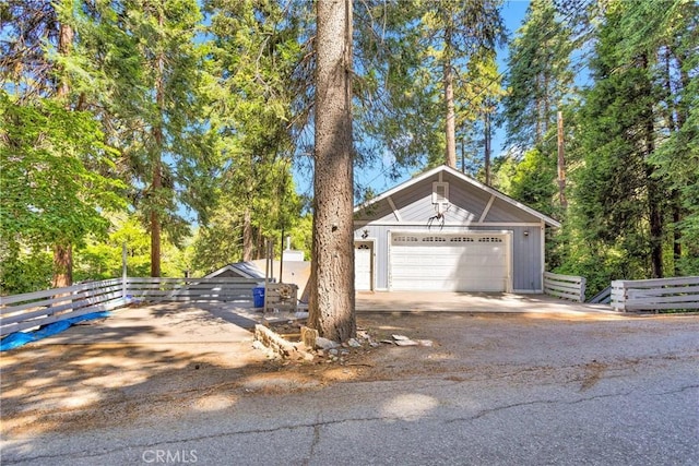 810 Oakmont Ln, Lake Arrowhead, CA 92352 - view of front facade with a detached garage and an outdoor structure