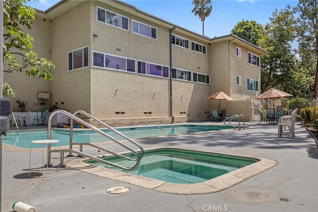 11138 Aqua Vista St Unit 30, Studio City, CA 91602 - community pool with a hot tub and a patio area
