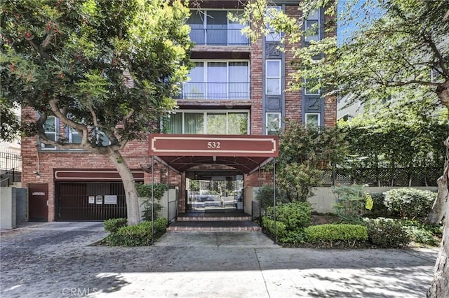532 N Rossmore Ave Unit 411, Los Angeles, CA 90004 - view of building exterior with a garage