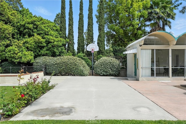 1967 Rolling Vista Dr Unit 58, Lomita, CA 90717 - view of patio / terrace with community basketball court