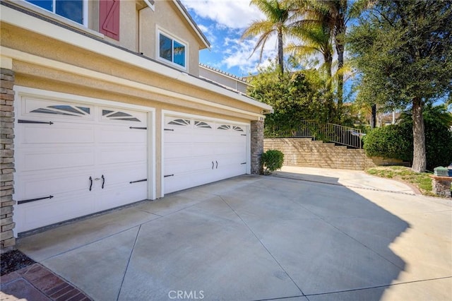 21658 Canyon Heights Cir, Saugus, CA 91390 - garage with driveway