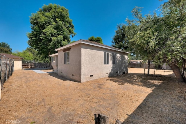 19147 Ingomar St, Reseda, CA 91335 - view of side of home with crawl space, a fenced backyard, and stucco siding