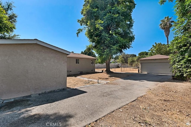 19147 Ingomar St, Reseda, CA 91335 - view of yard with a detached garage