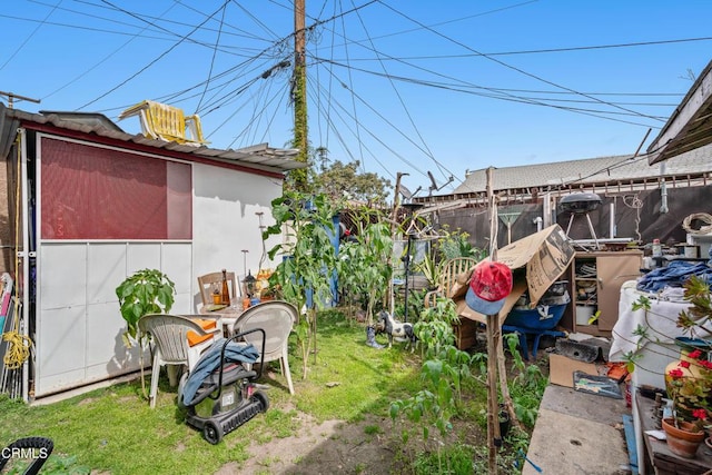 1156 S Alma Ave, Los Angeles, CA 90023 - view of grassy yard with an outdoor structure