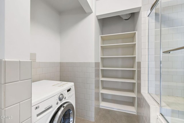 746 S Los Angeles St Unit 1001, Los Angeles, CA 90014 - laundry room featuring washer / dryer, tile walls, tile patterned floors, and wainscoting