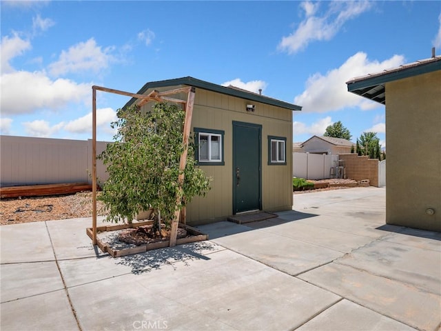 7219 Evening Star Rose Ct, Oak Hills, CA 92344 - view of outdoor structure featuring a fenced backyard