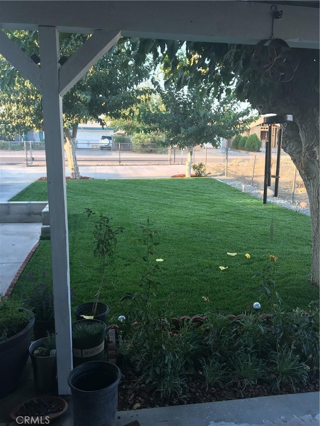 16472 Vine St, Hesperia, CA 92345 - view of green lawn