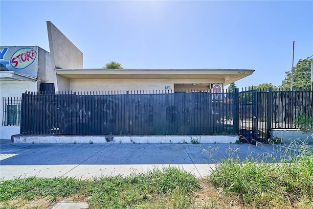 8115 S Figueroa St S, Los Angeles, CA 90003 - gate featuring a fenced front yard