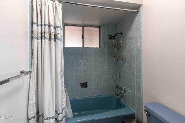 6000 Eugene Pl, Bakersfield, CA 93308 - full bathroom with toilet and shower / bath combo with shower curtain