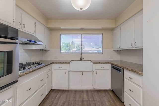 6000 Eugene Pl, Bakersfield, CA 93308 - kitchen featuring stainless steel appliances, white cabinetry, under cabinet range hood, and tasteful backsplash