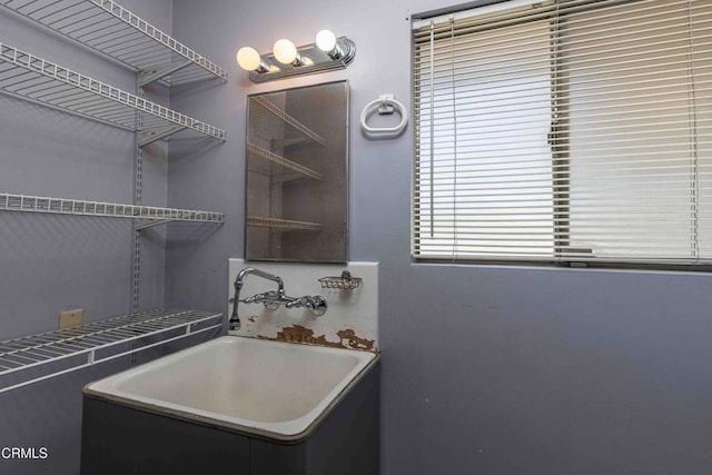 6000 Eugene Pl, Bakersfield, CA 93308 - laundry area featuring a sink