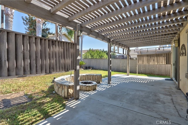 41808 Vardon Dr, Temecula, CA 92591 - fenced backyard with a patio area, a fire pit, and a pergola