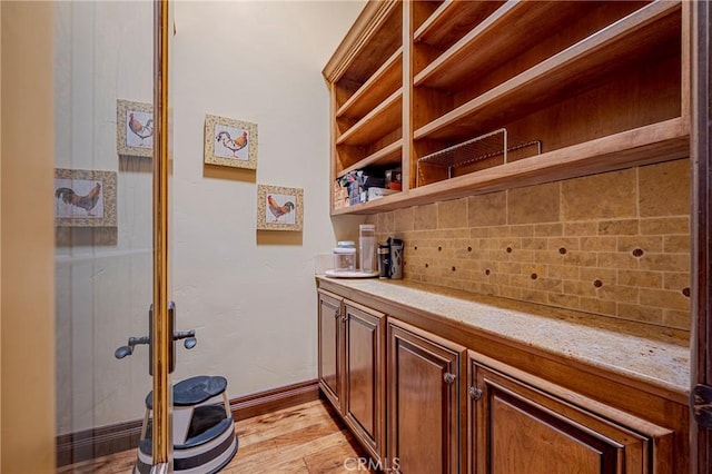 2882 Trovare Ct, Merced, CA 95340 - bar with tasteful backsplash and light wood finished floors