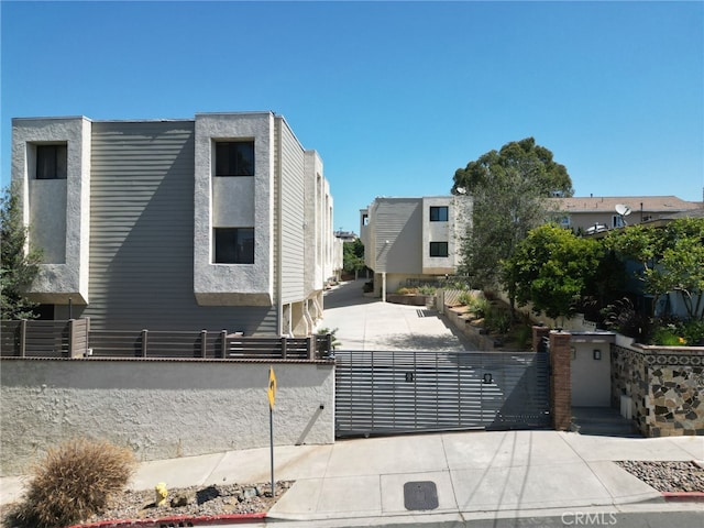 2621 E 20th St Unit 12, Signal Hill, CA 90755 - view of property featuring a fenced front yard