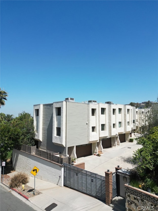 2621 E 20th St Unit 12, Signal Hill, CA 90755 - view of building exterior featuring a fenced front yard