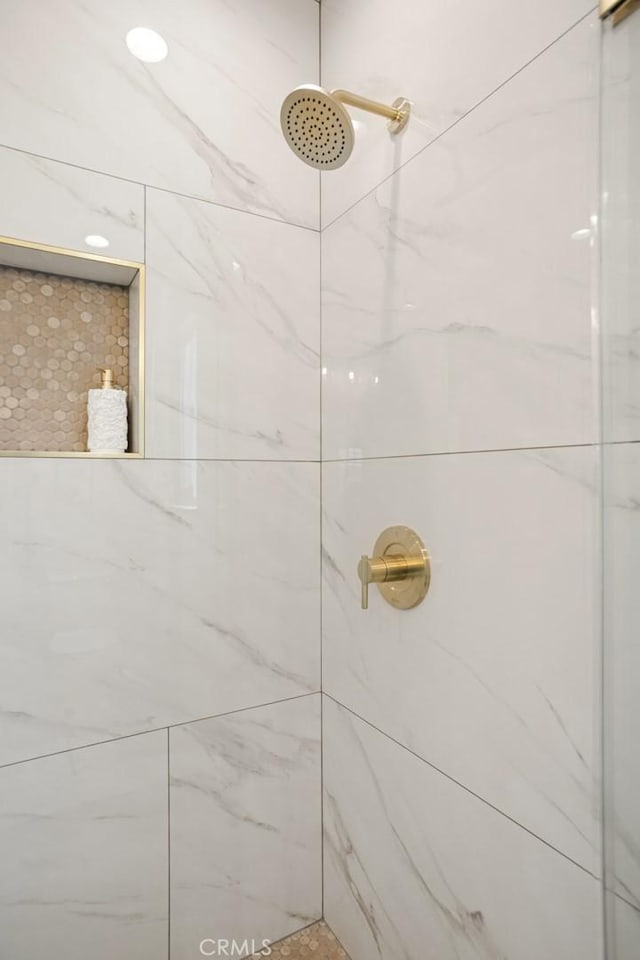 6118 Wolfe St, Lakewood, CA 90713 - bathroom featuring tiled shower