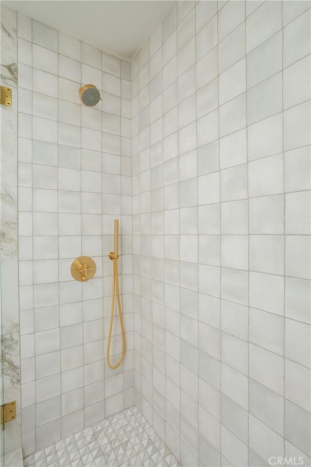 212 E 19th St, Costa Mesa, CA 92627 - bathroom featuring tiled shower