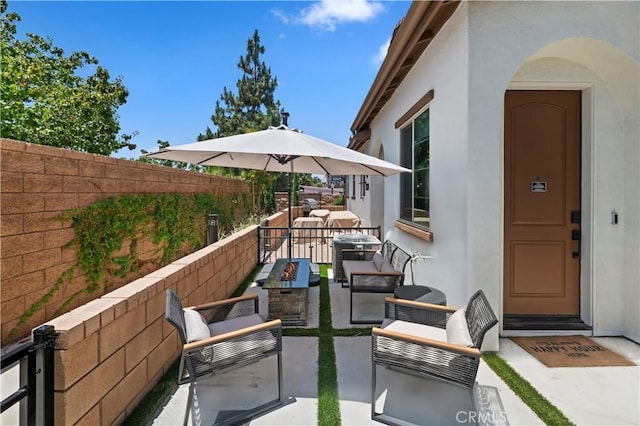 5680 Kate Way Unit 5, Fontana, CA 92336 - fenced backyard with a patio area and outdoor lounge area
