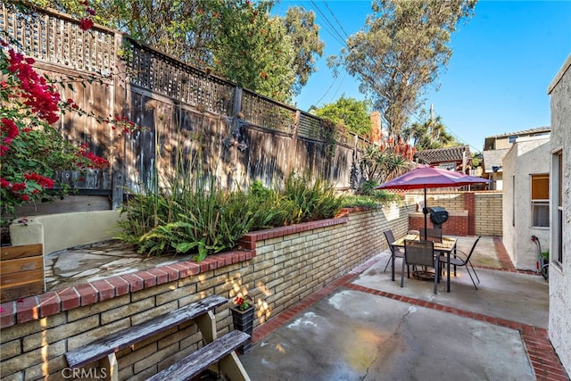 21521 Anns Ln, Laguna Beach, CA 92651 - fenced backyard with a patio and outdoor dining area