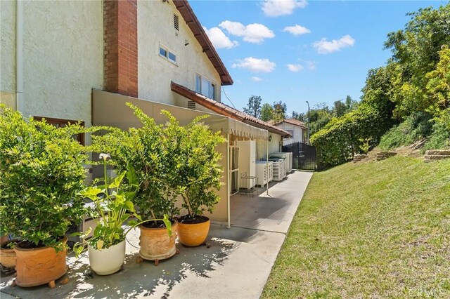 10411 Windtree Dr, Los Angeles, CA 90077 - photo 25