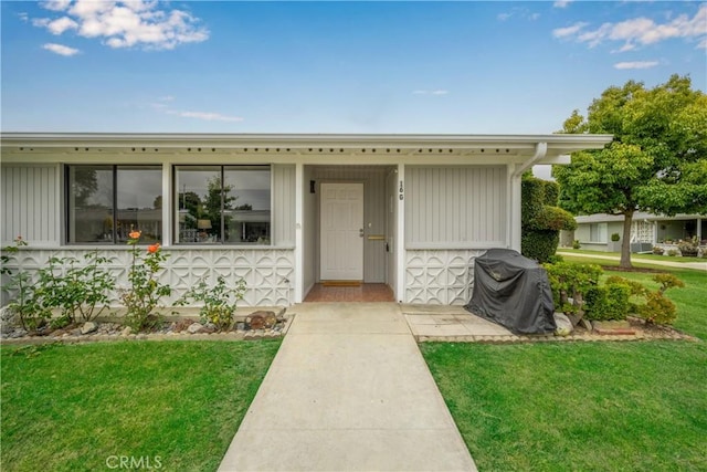 1661 Monterey Rd Unit 16G, Seal Beach, CA 90740 - doorway to property with a lawn