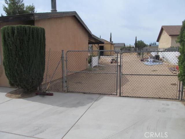 14537 Yucca St, Hesperia, CA 92345 - view of gate
