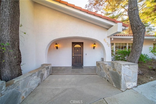 9472 Rembert Ln, Beverly Hills, CA 90210 - doorway to property featuring stucco siding and a tiled roof