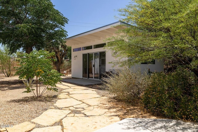 54667 Benecia Trl, Yucca Valley, CA 92284 - rear view of house featuring stucco siding and a patio area
