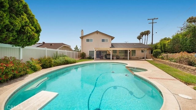 860 Knollwood Dr, Corona, CA 92882 - view of swimming pool with a patio area, a fenced backyard, a pool with connected hot tub, and a diving board