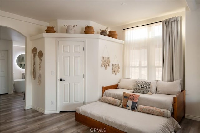 59855 Security Dr, Yucca Valley, CA 92284 - living area featuring arched walkways and wood finished floors