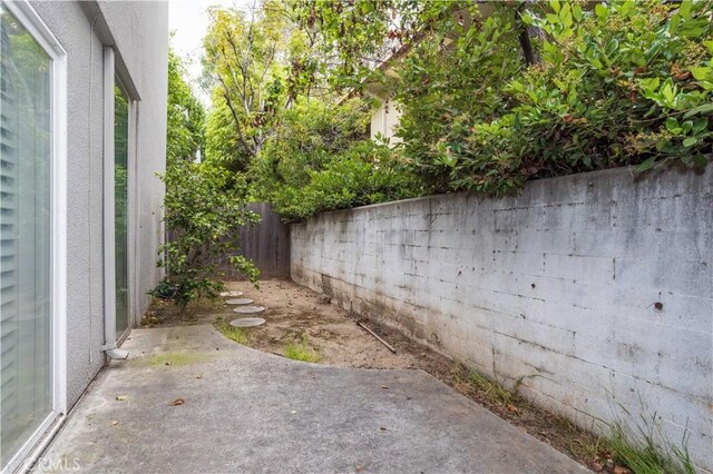 740 S Orange Grove Blvd Unit 7, Pasadena, CA 91105 - fenced backyard featuring a patio area