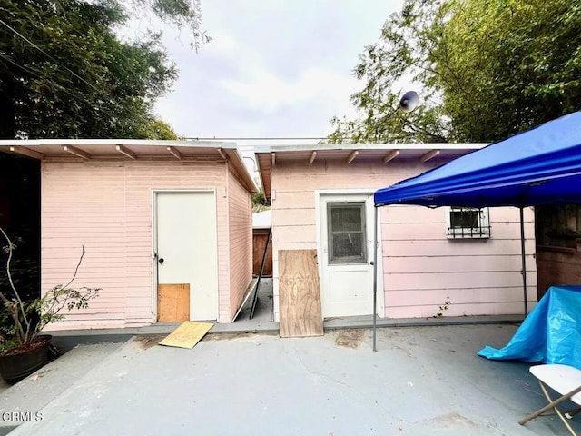4206 Cumberland Ave, Los Angeles, CA 90027 - back of house with a shed and a patio area