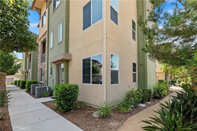 677 Savi Dr Unit 101, Corona, CA 92878 - view of property exterior with stucco siding