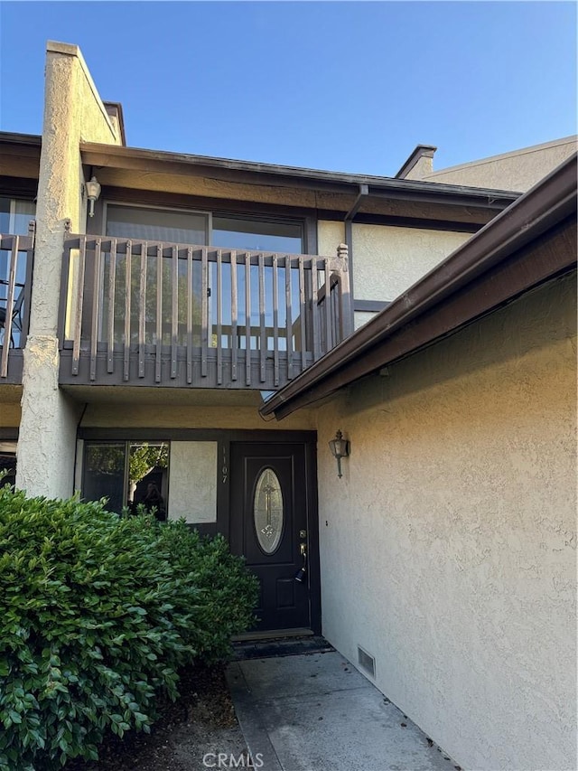 1107 Grieb Dr, Arroyo Grande, CA 93420 - property entrance with a balcony and stucco siding