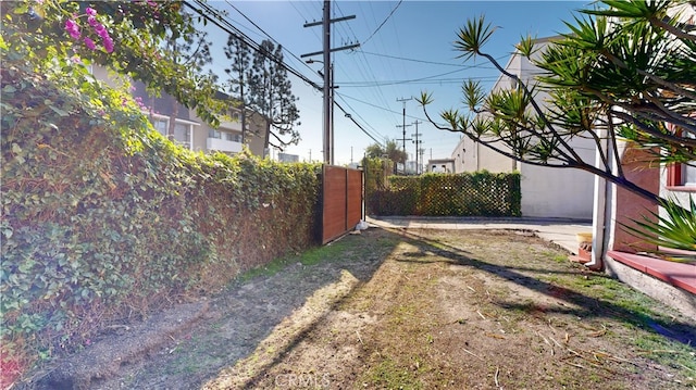 1143 N Sycamore Ave, Los Angeles, CA 90038 - view of yard