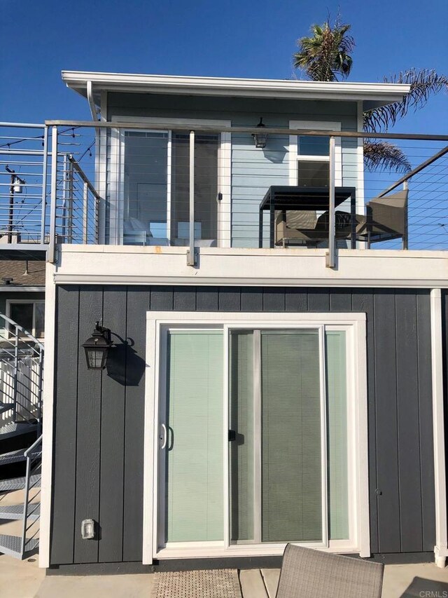 1009 S Cleveland St, Oceanside, CA 92054 - rear view of property with a balcony