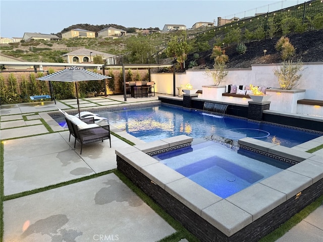 2516 Chad Zeller Ln, Corona, CA 92882 - view of swimming pool with a patio and an in-ground hot tub