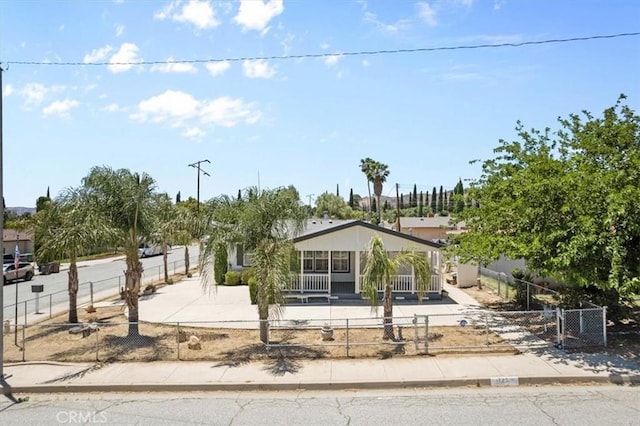 1225 N Alessandro St, Banning, CA 92220 - view of front of house featuring a fenced front yard