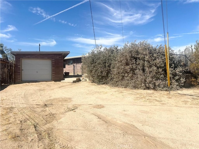 6124 El Reposo St, Joshua Tree, CA 92252 - view of garage