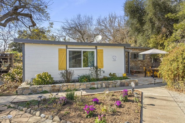 12710 Ojai Rd, Ojai, CA 93023 - mid-century inspired home featuring a patio area