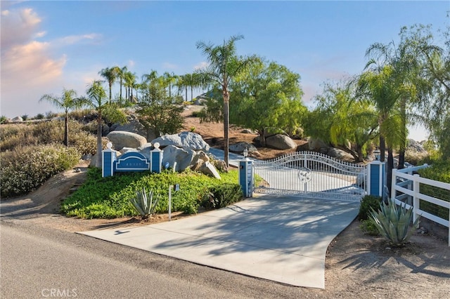 40115 Via Cordova, Temecula, CA 92592 - view of home's community featuring a gate and driveway