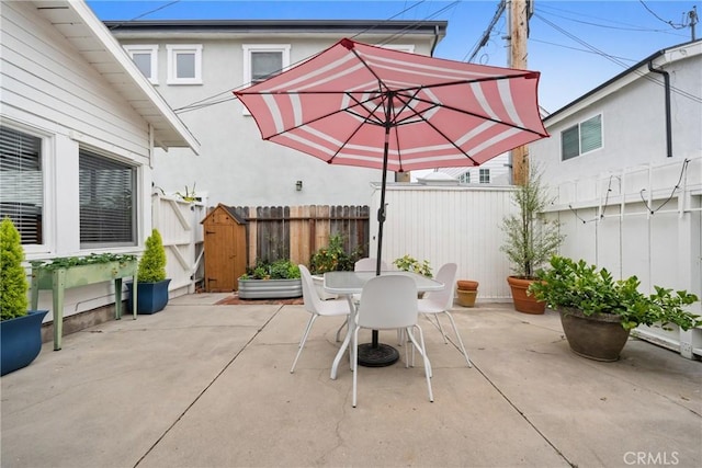 302 Sapphire Ave, Newport Beach, CA 92662 - fenced backyard featuring a patio and outdoor dining space