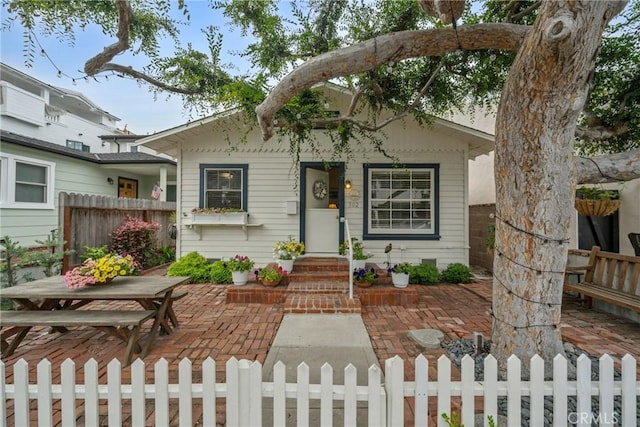 302 Sapphire Ave, Newport Beach, CA 92662 - view of front facade featuring a fenced front yard