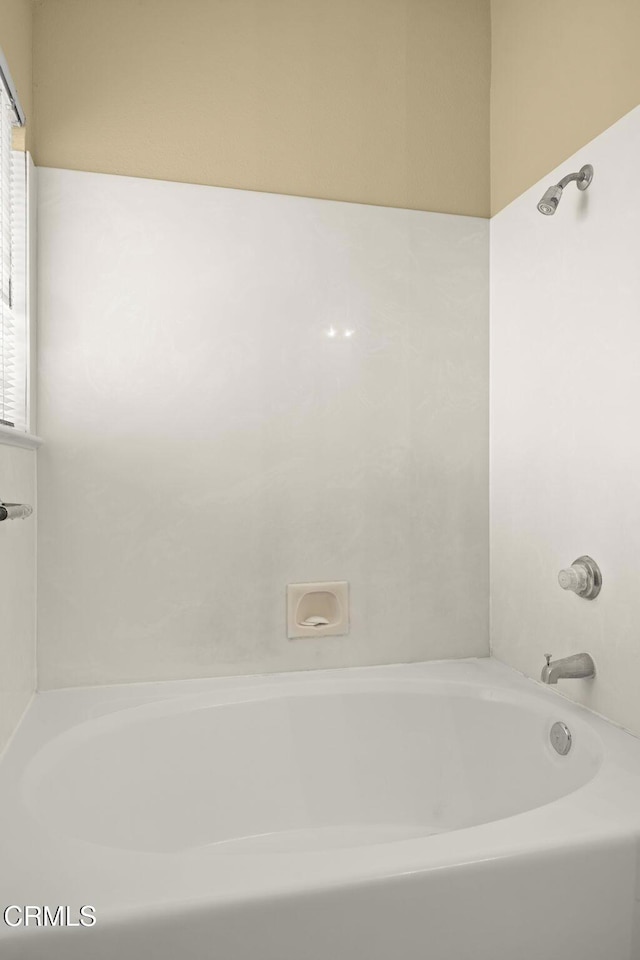 2085 Koala Pl, Oxnard, CA 93036 - full bathroom with a bathtub