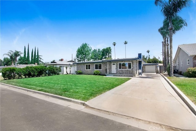 4561 Beverly Ct, Riverside, CA 92506 - ranch-style home with concrete driveway and a front lawn