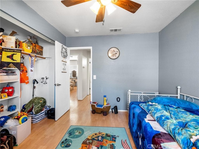 11671 Mountain Rd, Pinon Hills, CA 92372 - bedroom with wood finished floors and a ceiling fan