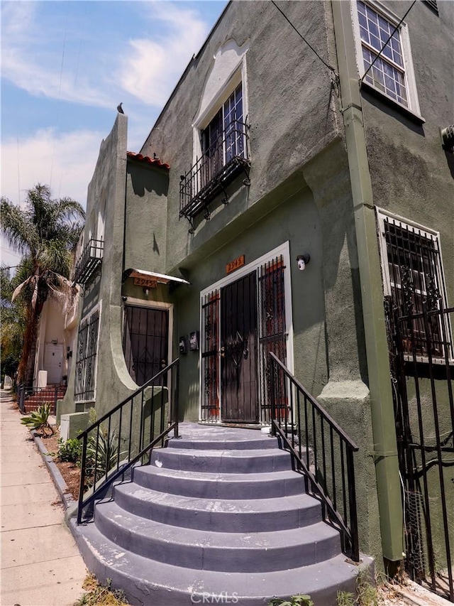 2945 W 11th St, Los Angeles, CA 90006 - property entrance featuring stucco siding and a balcony