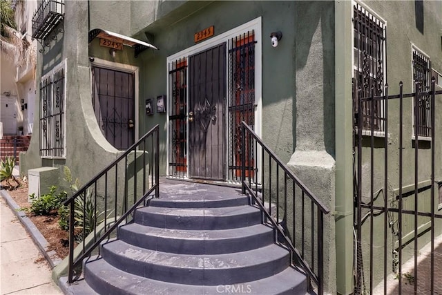 2945 W 11th St, Los Angeles, CA 90006 - entrance to property featuring stucco siding