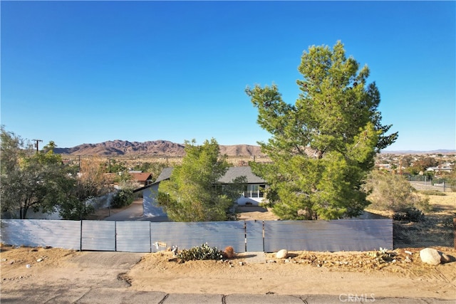 61638 La Jolla Dr, Joshua Tree, CA 92252 - view of yard featuring a mountain view